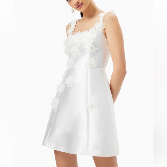 Elliatt Dresses & Skirts - Elliatt Elder Cute White Floral Applique Dress